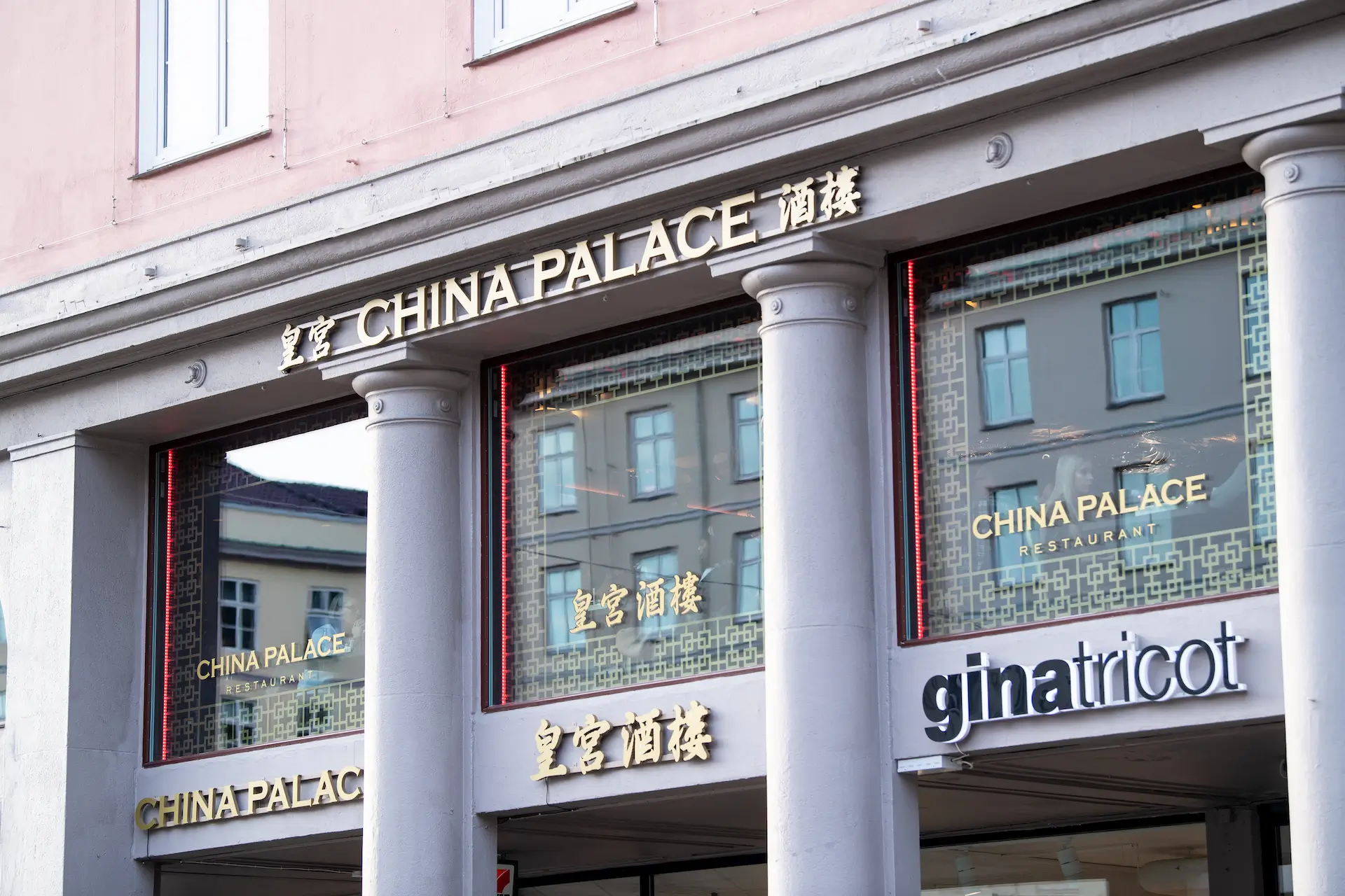 China Palace sett fra Torgallmenningen om kvelden